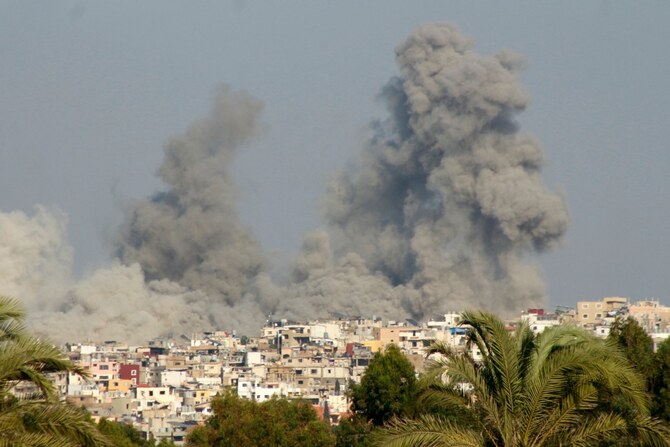 2024年9月29日、イスラエルがレバノン南部の都市ティールの近くの村を空爆した後、煙が立ち上る。(AFP通信)