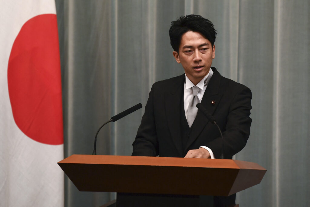 １年以内に実現すると打ち出した解雇規制緩和に、不安や懸念の声があることに関しては、「労働市場改革をやり切れば、人手不足の中小企業やスタートアップ（新興企業）に前向きな結果につながる」と理解を求めた。(AFP)