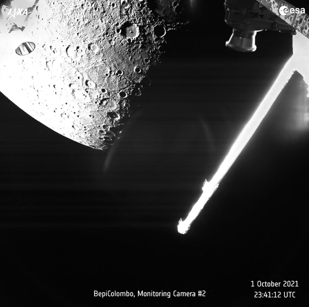 2021年10月2日、欧州宇宙機関（ESA）が公開した配布写真は、2021年10月1日、日欧共同ミッション「ベピコロンボ」が、重力アシスト操作のために水星を通過する際に撮影した水星の様子。(AFP)