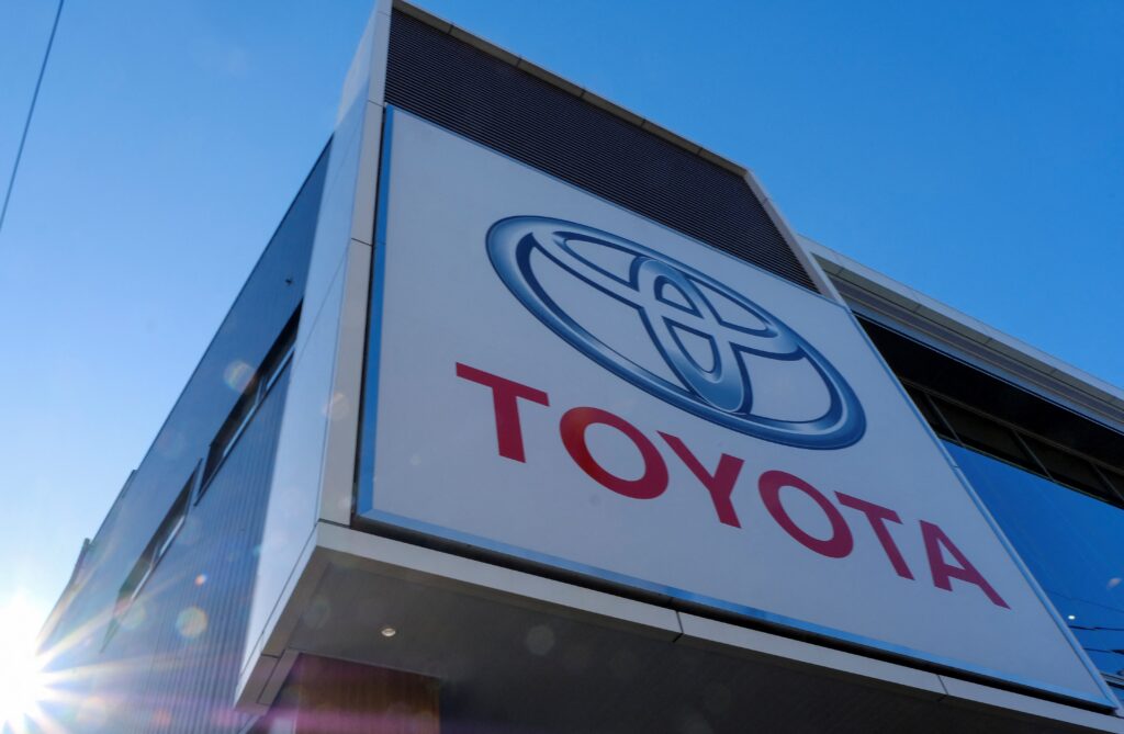 トヨタは声明で、2026年までに年間150万台、2030年までに350万台のEVを生産する方針に変更はないと述べた。(AFP=時事)