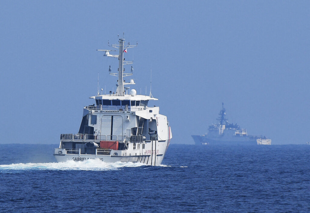 日本の読売新聞は木曜日、自衛隊の護衛艦「さざなみ」が水曜日の朝に東シナ海から台湾海峡に入り、北京にメッセージを送るために、10時間以上かけて南に向かって航行し、海峡を航行したと報じた。(AFP)
