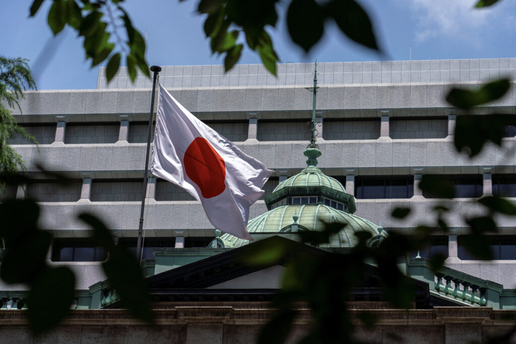 金融市場の不安定な状況が続く中、日銀は追加利上げの時期を探ることになる。(AFP)