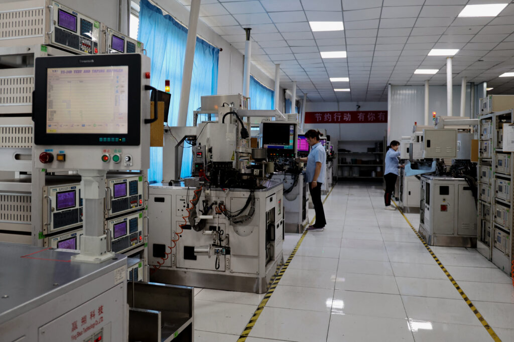 2024年6月4日、中国東部山東省濱州の半導体チップ工場で働く従業員。(写真:AFP)