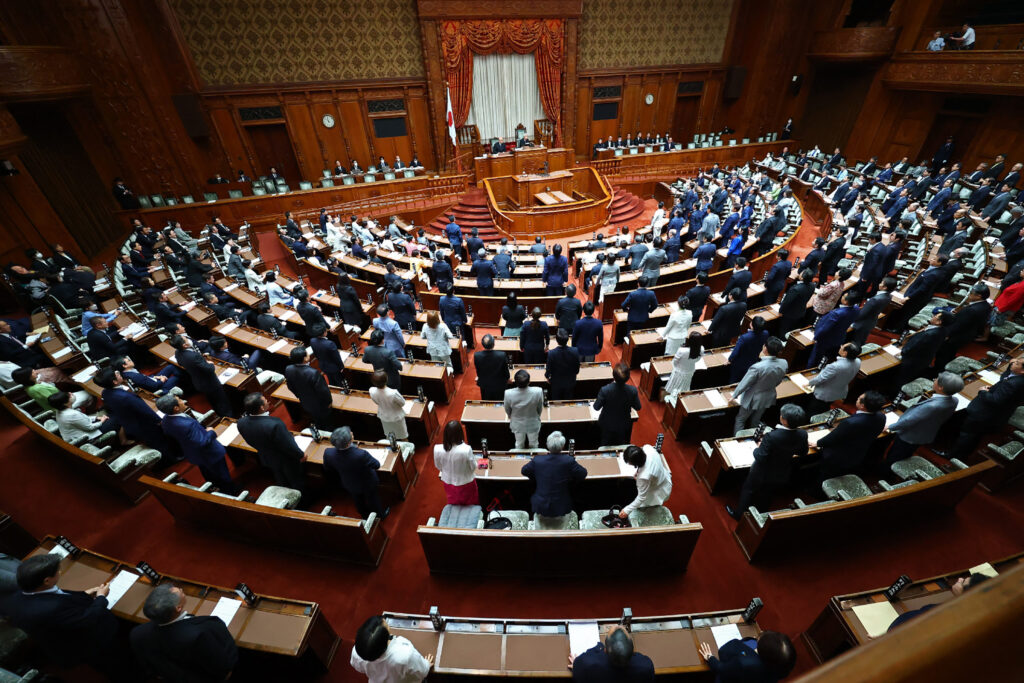 出馬できれば、裏金関係議員に関し、次期衆院選で小選挙区と比例代表の重複立候補を認めない公約を掲げると主張した。(AFP)