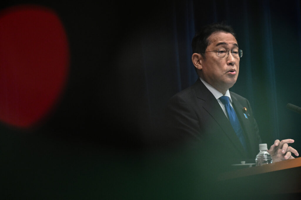 日韓両国の関係者によると、岸田氏は首相退任前の６、７両日に訪韓し、尹錫悦大統領と会談する方向だ。(AFP)