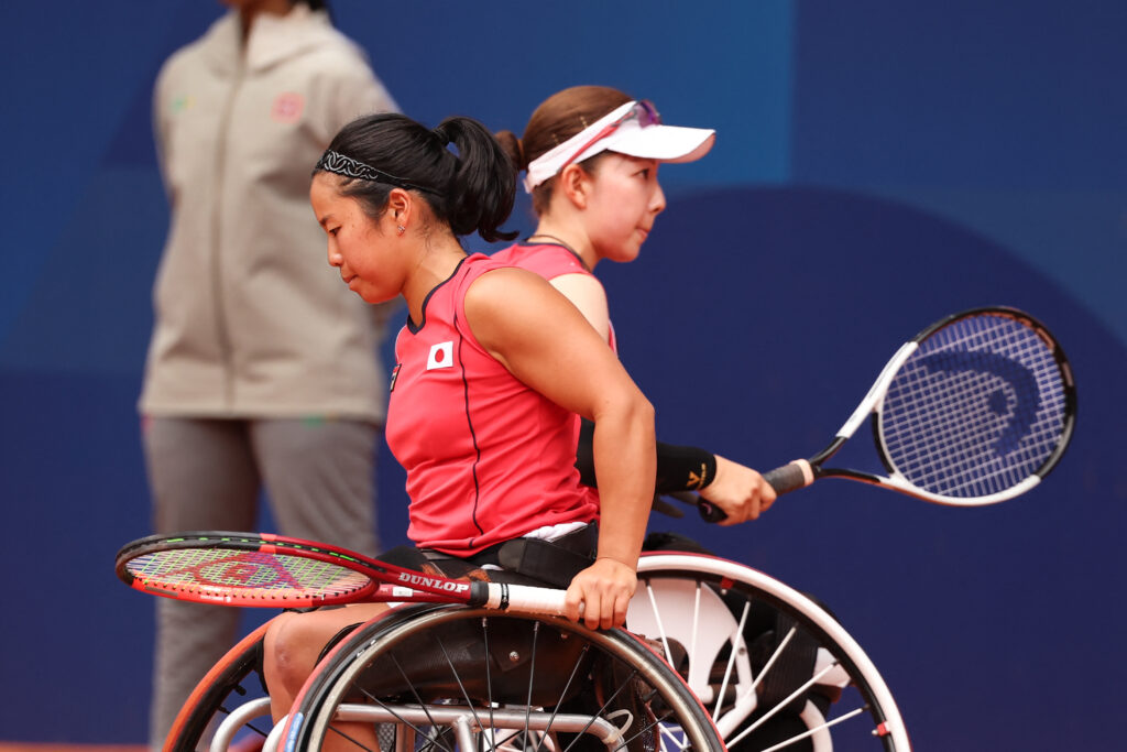 車いすテニス女子ダブルス準決勝で対戦する日本の田中真奈美（右）と上地結衣（左）。(AFP＝時事)