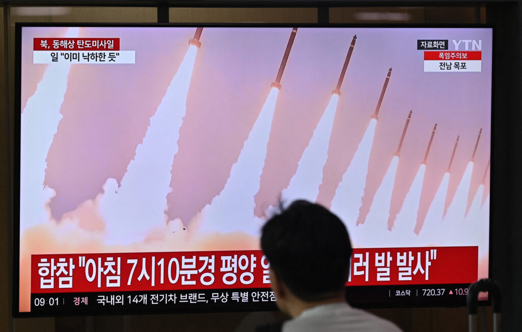 2024年9月12日、ソウルの駅で、北朝鮮のミサイル発射実験に関するニュース映像を映し出すテレビ画面を見る男性。(AFP=時事)