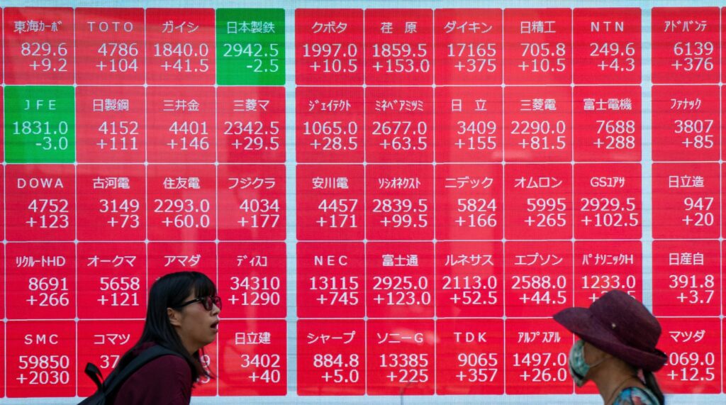 日本銀行は今週、金融政策を据え置く見通しだが、積極的な景気刺激策を長年実施してきた後、政策の正常化に着手するにあたり、間近に迫った利上げのシグナルを発するだろう。(AFP)
