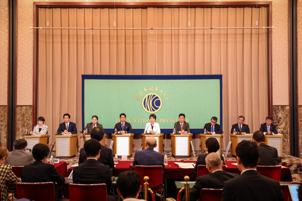 2024年9月14日、東京のニクソン記者クラブで開かれた討論会で、日本の与党・自由民主党(自民党)の総裁選候補者が壇上に座る。(AFP)