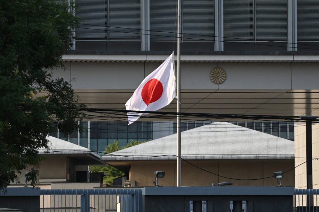 9月19日、北京の日本大使館では半旗が掲げられた。(AFP)