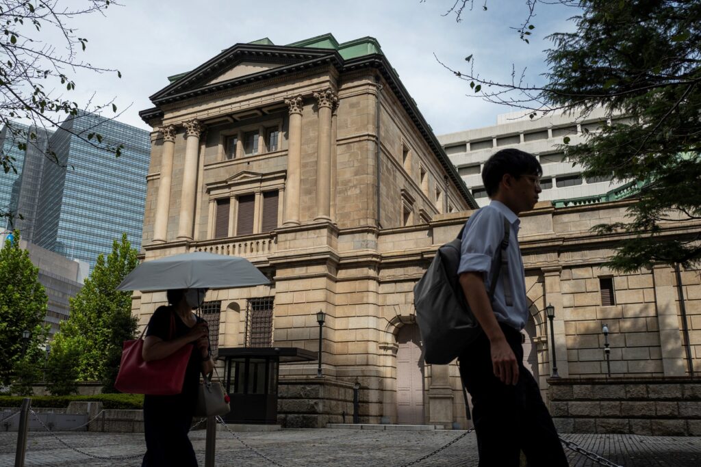 日本の中央銀行当局者は、借入コストを0.25%に据え置く方針を示した。これは、前回の利上げによる影響を受けて広く予測されていた政策決定である。(AFP)