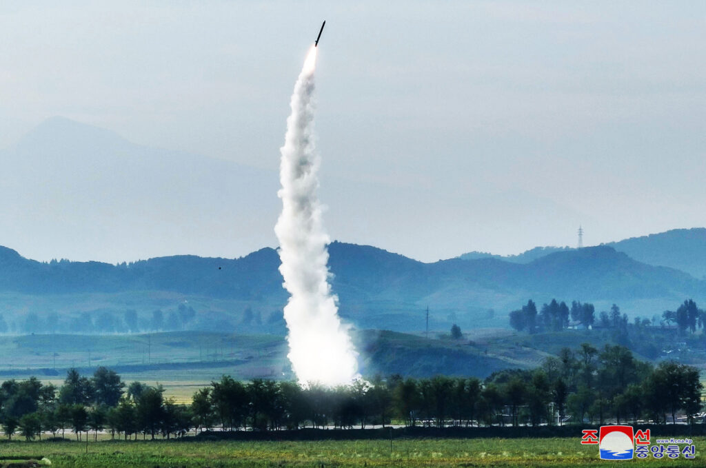 核・ミサイル能力を高度化し、安全保障協力を強める日米韓3カ国に対抗する狙いとみられる。(AFP)