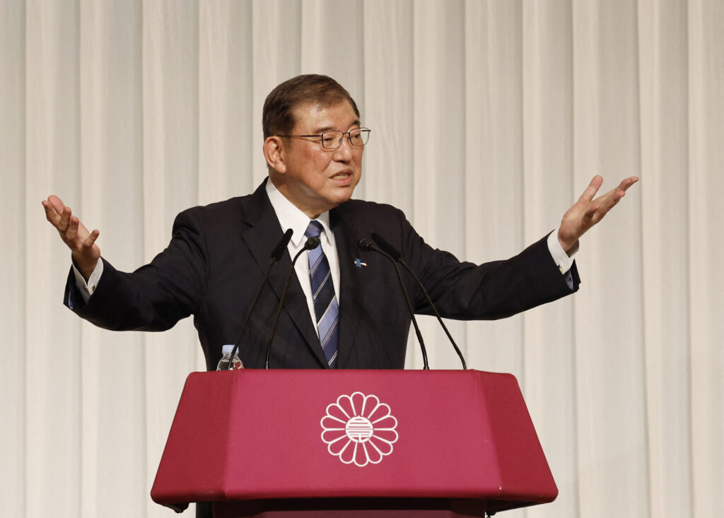 日銀の積極的な金融緩和を批判してきた石破氏が、よりハト派的な路線に転じたのかどうかは、すぐには明らかではなかった。(AFP)