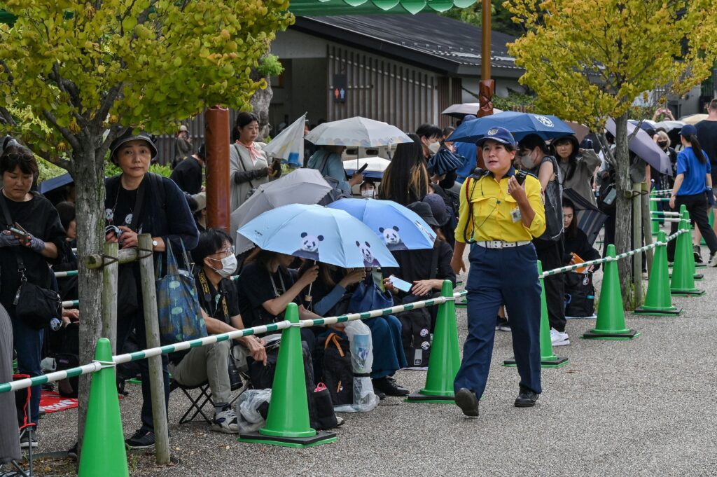 2,000人以上のパンダ愛好家が土曜日の朝、動物園の外に長い列を作った。中には、ピクニック用のブランケットやキャンプ用の椅子を用意して徹夜で並んでいた人もいた。(AFP)