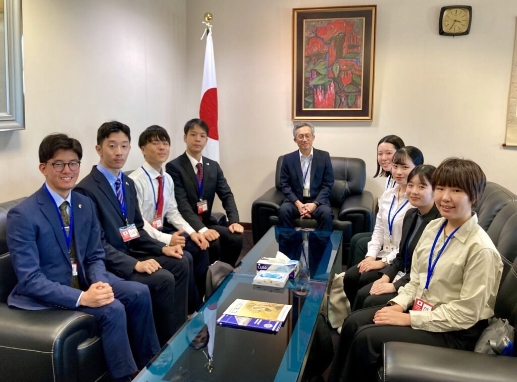 2024/2025年度のクウェート政府奨学金留学生として学ぶ学生たちを、森野泰成クウェート国駐箚日本国特命全権大使が歓迎した。(クウェートにある日本大使館にて)