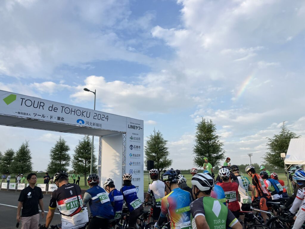 タイムや順位を競わずに完走を目指して被災地を走るイベントで、参加者はスタート地点の石巻専修大（石巻市）で大震災の犠牲者に黙とうをささげてから出走。(Tour de Tohoku/X)