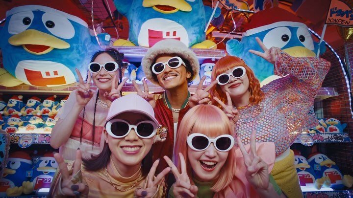 CMは渋谷のメガドンキで撮影された。(ブルーノ・マーズ)