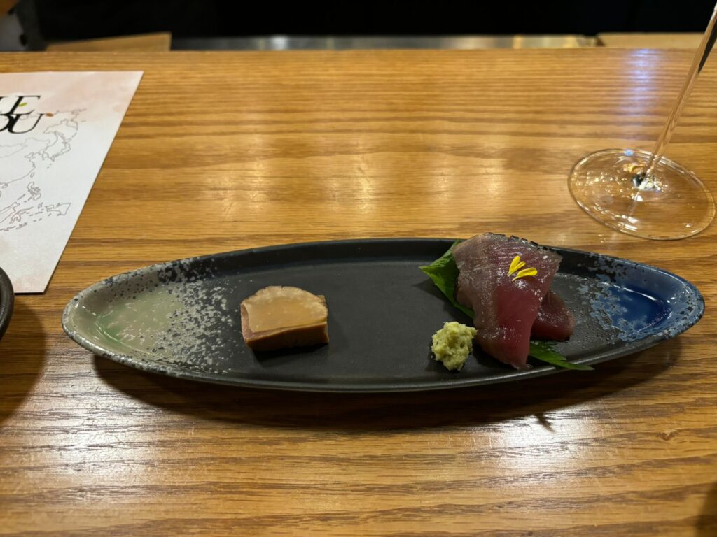 おまかせコースは、1人あたり約12万円(または3,000AED)で、日本料理とタイ料理を斬新な方法で組み合わせたユニークなメニューを提供した。(ANJ)