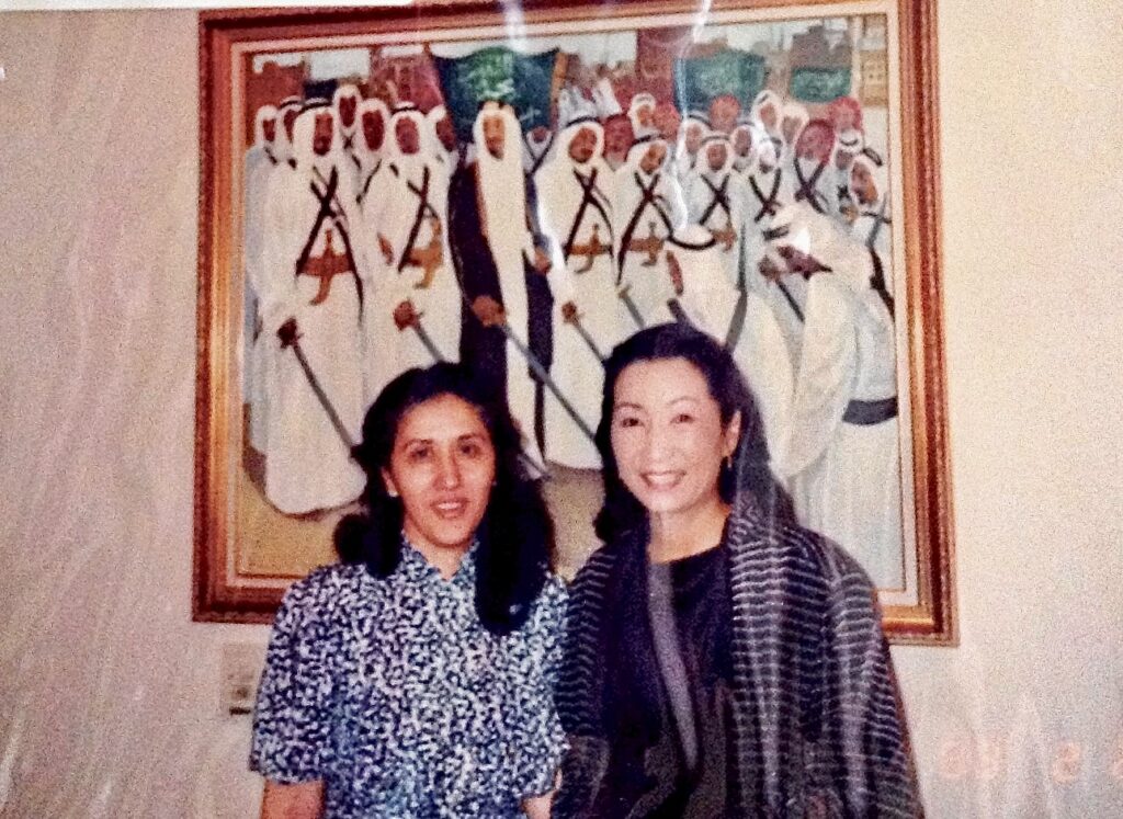 故サフィーヤ・ビンザグル氏と片倉もとこ氏、1988年(©️片倉もとこ記念沙漠文化財団)