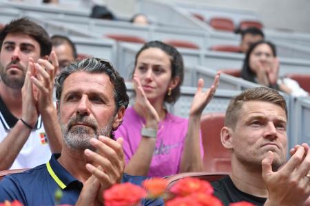 2024年9月25日、北京で開催されたテニスのチャイナ・オープンで、女子シングルスでイタリアのルチア・ブロンゼッティと対戦する大坂なおみの様子に反応する、大坂の新しいコーチであるパトリック・ムラトグルー(左)。(AFP)