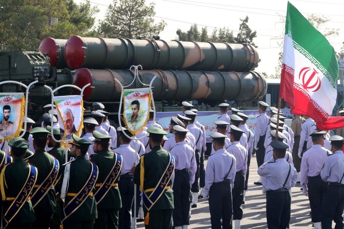 イラン軍のトラックが、1980年から1988年にかけてのイラクとの戦争勃発から30周年を記念する恒例の軍事パレードで、S-300防空ミサイルシステムの部品を運んでいる。(AFP)