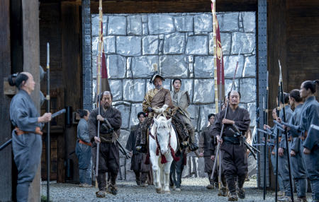 FXが公開したこの画像は、真田広之が「Shogun」の吉井虎永役を演じている場面(中央)である。(AP通信)