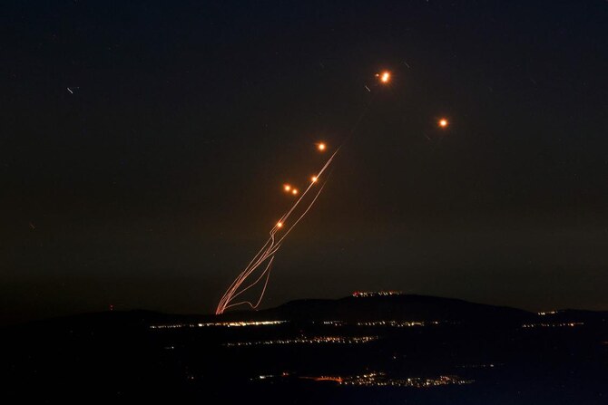 通信によると、2024年9月27日、レバノン南部から発射されたロケット弾が、イスラエル北部ガリラヤ高地上空でイスラエルの防空システム「アイアンドーム」によって迎撃された。(AFP通信)