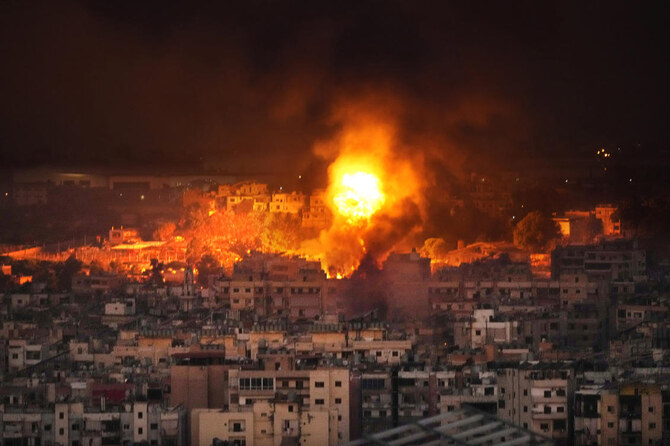 2024年9月28日土曜日、レバノンのベイルート南部郊外でイスラエル軍の空爆後に炎が上がる。(AP通信)