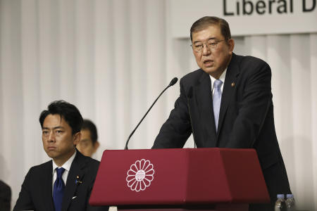2024年9月13日金曜日、東京の党本部で開かれた共同記者会見で、石破茂元防衛大臣が、小泉進次郎元環境大臣の隣で演説する。(AP通信)