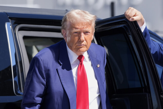 共和党大統領候補のドナルド・トランプ前大統領は土曜日、ラスベガスでの選挙遊説を終え、ハリー・リード国際空港に到着し、飛行機に搭乗した。(AP通信)