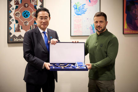 ウクライナのウォロディミル・ゼレンスキー大統領は、ニューヨーク市で開催された国連総会サミットで、岸田文雄首相に賢王子ヤロスラフ1等勲章を授与した。(ロイター)