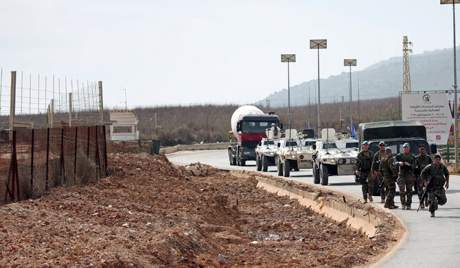 レバノン暫定軍(UNIFIL)の平和維持軍とレバノン軍の兵士が、レバノンのKfar Kila村近くのイスラエルとの国境付近で目撃された。2018年2月10日。(ロイター)