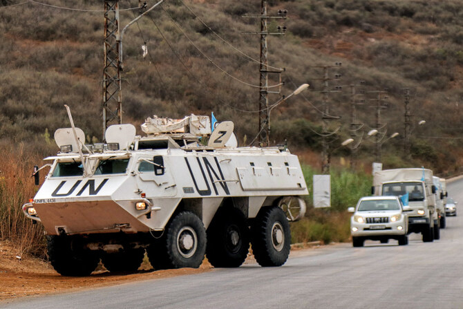 2024年9月17日、レバノン南部のアル・カルダリ道路をパトロールするレバノン暫定軍(UNIFIL)の装甲人員運搬車。(AFP)
