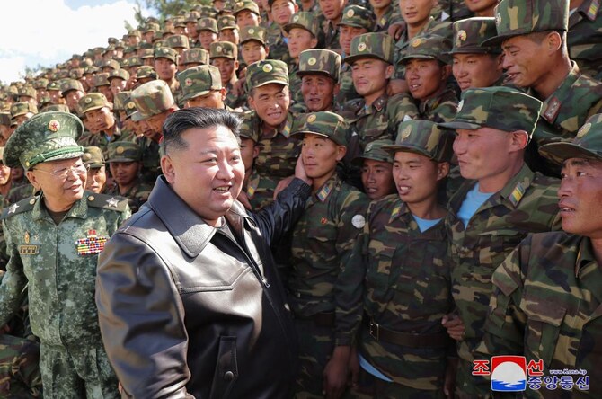 2024年10月2日、北朝鮮の指導者、金正恩氏が、非公開の場所にある特殊作戦部隊の訓練基地を視察。(KCNA via KNS/AFP)