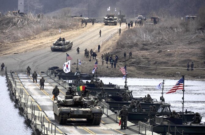 2024年3月20日、京畿道漣川で韓国と米国の兵士が合同で河川横断訓練を実施。(AFP)