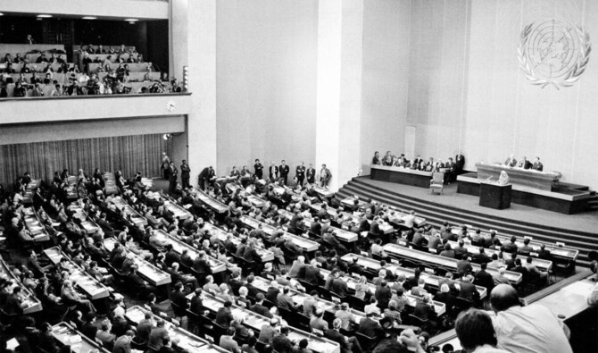 1988年12月13日、第43回国連総会で演説するパレスチナ解放機構(PLO)のヤーセル・アラファト議長。(国連)