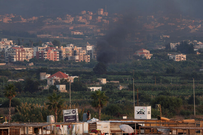 レバノン南部の都市タイアから撮影された、ヒズボラとイスラエル軍の戦闘中の煙。2024年10月7日。(ロイター)