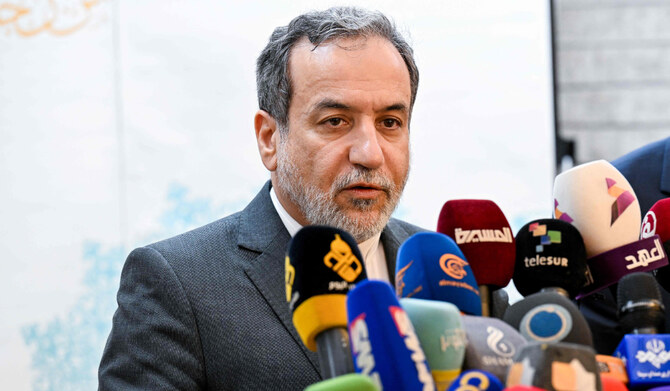 2024年10月5日、ダマスカスのイラン大使館でシリア政府高官と会談後、報道陣の取材に応じるイランのアッバス・アラグチ外務大臣。(AFP)