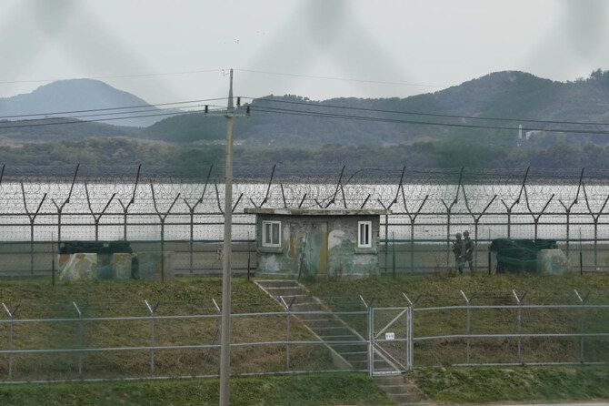 韓国軍兵士が、北朝鮮との国境に近い韓国・パジュの有刺鉄線フェンス沿いを巡回する。(ファイル/AP)