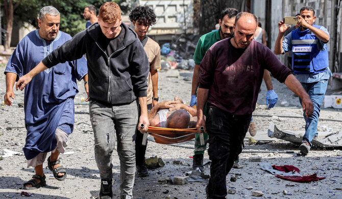 2024年10月15日、イスラエルとハマスの間でパレスチナ自治区で戦闘が続くなか、ガザ地区北部のジャバリアにあるサフタウィ地区で、イスラエルの砲撃後に倒壊した建物の瓦礫から救出された男性が担架で運ばれる。（AFP）