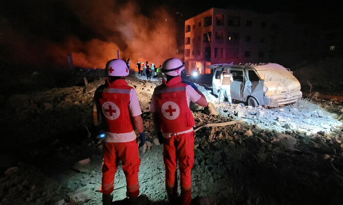イスラエルとヒズボラの戦闘が続く中、2024年10月15日にイスラエルがレバノン南部の村トゥールを空爆した現場に、レスキュー隊が到着した。（AFP）