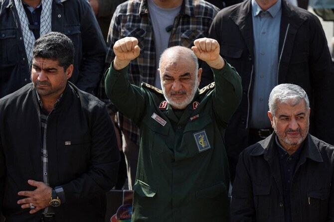 2024年10月15日、テヘランで、イランのイスラム革命防衛隊司令官アッバス・ニルフォルーシャンの葬儀に参列するイランのイスラム革命防衛隊司令官ホセイン・サラミ氏（中央）。（AFP通信）
