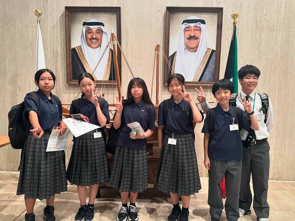 学生たちはクウェートの文化的な功績に対する感謝の気持ちを分かち合った。(クウェート大使館/Instagram)