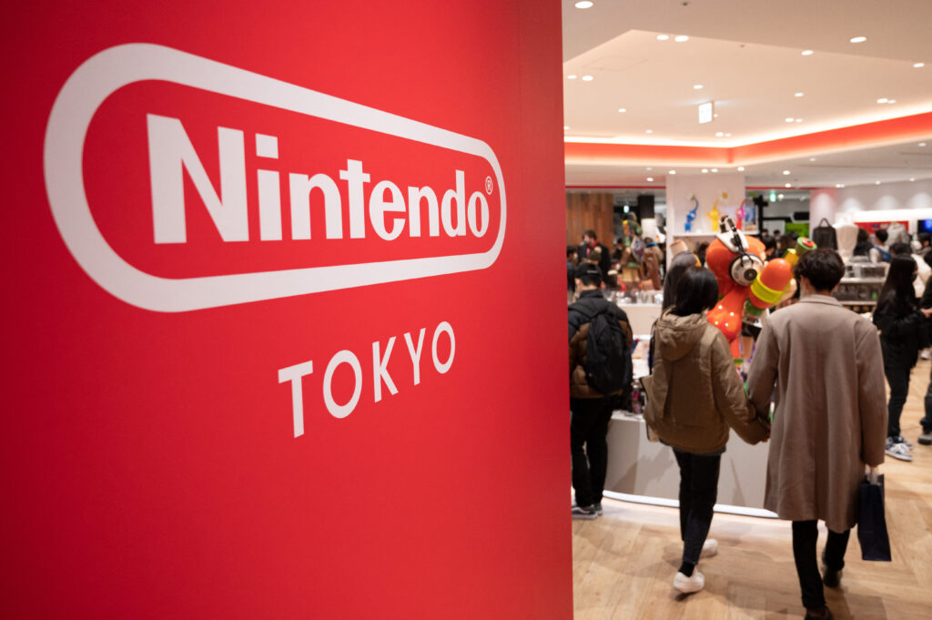 2023年2月5日撮影のこの写真は、東京にあるゲーム大手任天堂の店舗を訪れる人々を写している。(AFP)