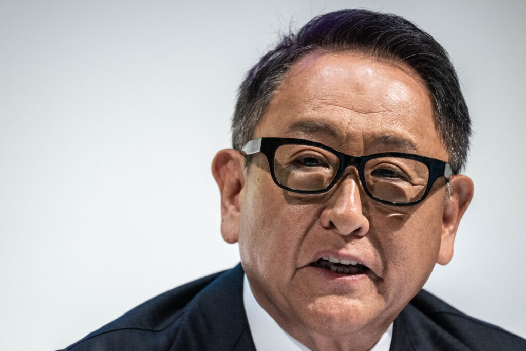 「電気自動車が単に唯一の選択肢になるだけなら、サプライヤーも含めて、それらの人々の仕事は失われるだろう」と彼は述べ、ガソリン車が好きだと付け加えた。（AFP）