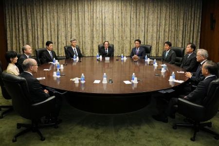 2024年10月31日、東京の日銀本店で金融政策決定会合に出席した日銀の植田和男総裁(中央)ら。(AFP)