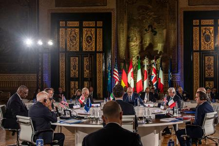 2024年10月19日、イタリアのナポリにあるパラッツォ・レアーレで開催されたG7(主要7カ国)国防相会合の一環として行われた円卓会議に出席した英国、カナダ、フランス、ドイツ、イタリア、日本、米国の当局者。(AFP)