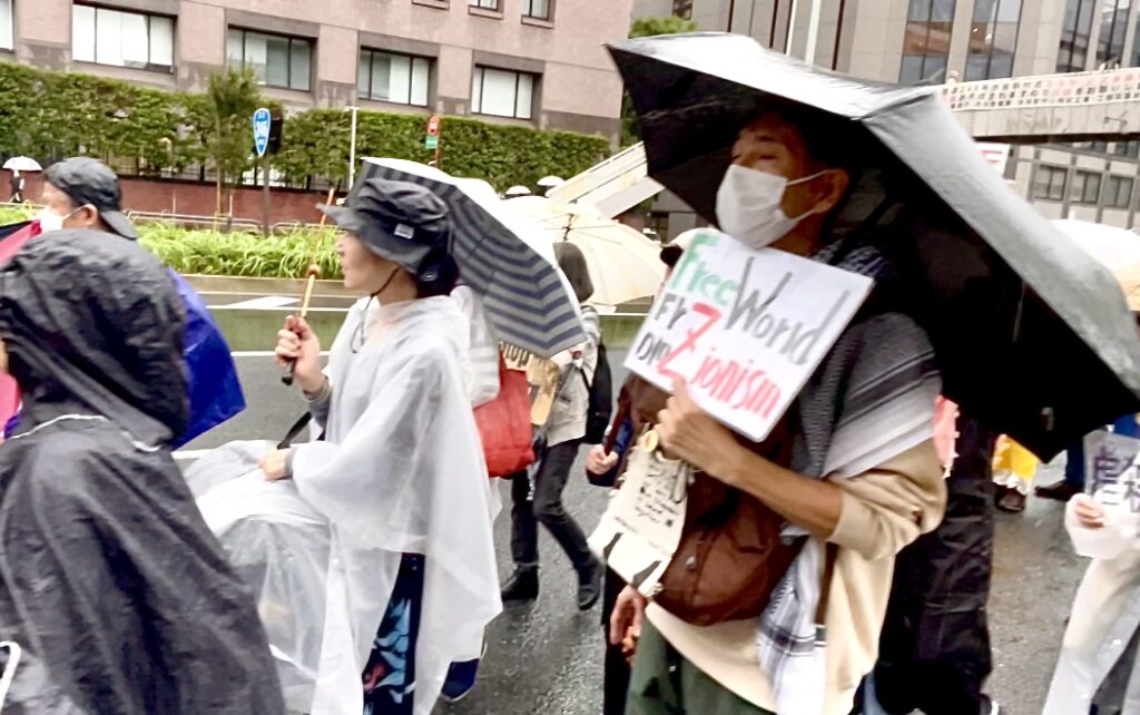 デモ参加者たちは、パレスチナ人によるイスラエル占領への「1年間の抵抗」を称賛した。(ANJ)