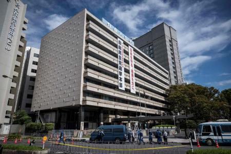 2024年10月19日、東京都心にある与党自民党本部外の現場を捜査する警察官。(AFP)
