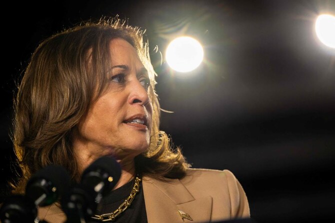 民主党の大統領候補であるカマラ・ハリス副大統領は、2024年10月10日にアリゾナ州チャンドラーのローハイド・イベントセンターで開催された選挙集会で演説した。（AFP）